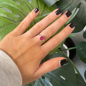 Ovale robijnrode stenen ring, geboortesteen juli, ringen van CZ, 925 zilveren minimalistische ring, damessieraden, roze stenen ringen, gepersonaliseerde cadeaus, sierlijk