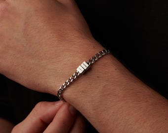 Pulsera de acero inoxidable con nombre grabado y dijes personalizados