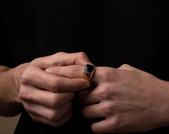 パーソナライズされた18Kゴールド彫刻入りオニキスシグネットリング