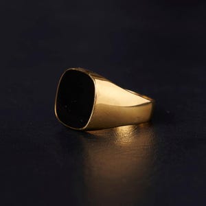 Gold Onyx Stein Siegelring, 18K PVD überzogener Edelstahl, personalisiertes Band