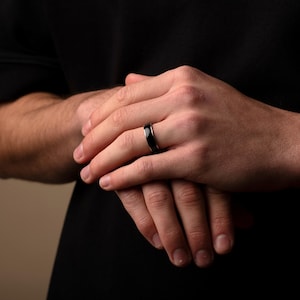 Zwarte bandring heren: 6 mm minimalistisch ontwerp - op maat gegraveerd