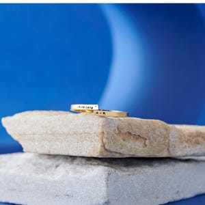 Anello avvolgente minimalista - Fascia sottile regolabile incisa