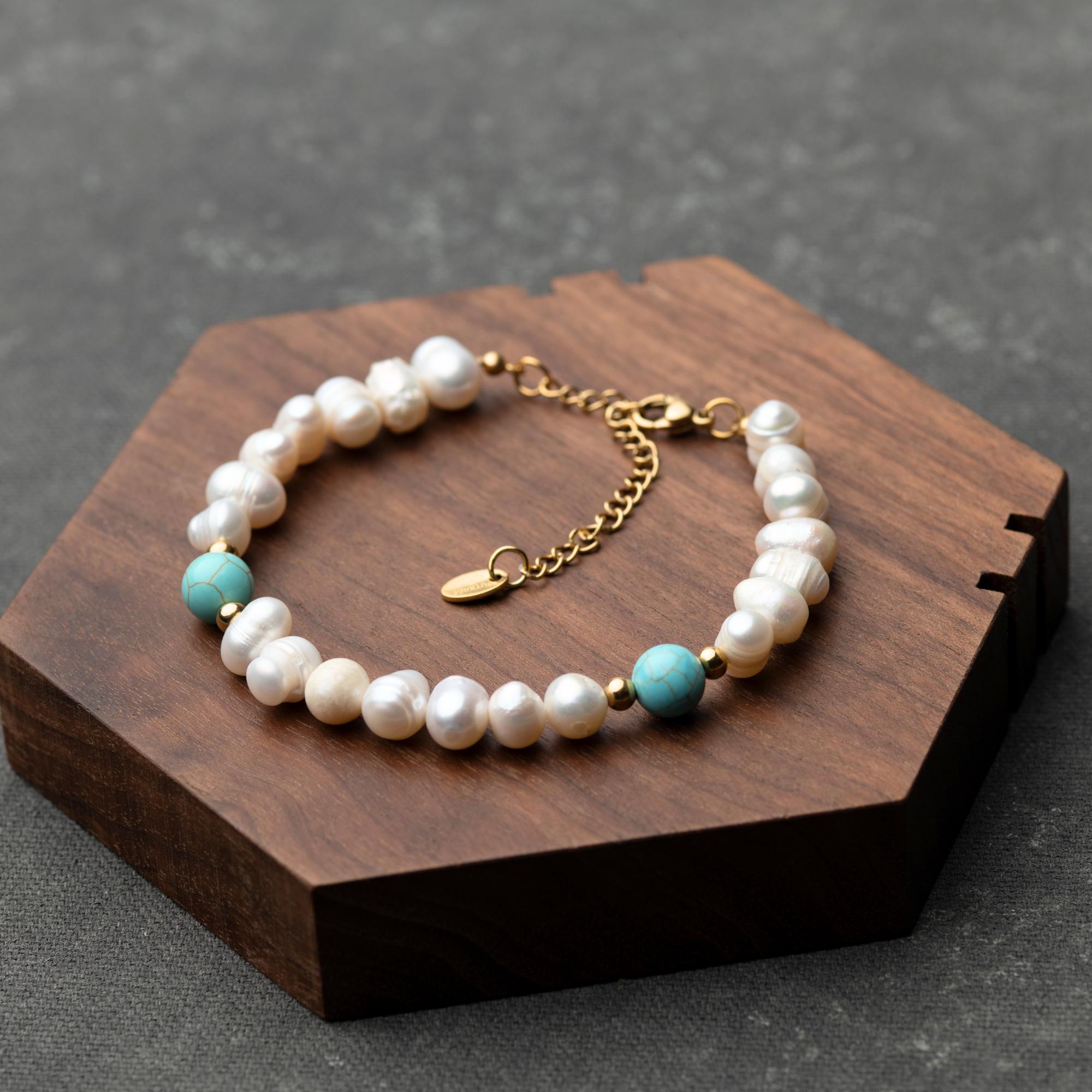 Bracciale pregiato in turchese e perle d'acqua dolce. Gioielli con turchesi e perle d'acqua dolce. Bracciale rigido in pietre e perle. Gioielli estivi - Italia