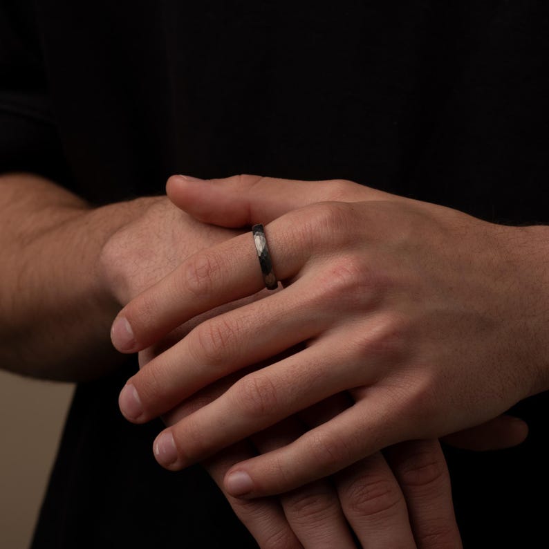 Alliance martelée en argent : fine tungstène, personnalisée image 4