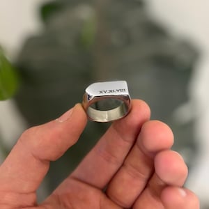 Anillo de sello: Cara rectangular puntiaguda de plata con grabado personalizado (unisex)
