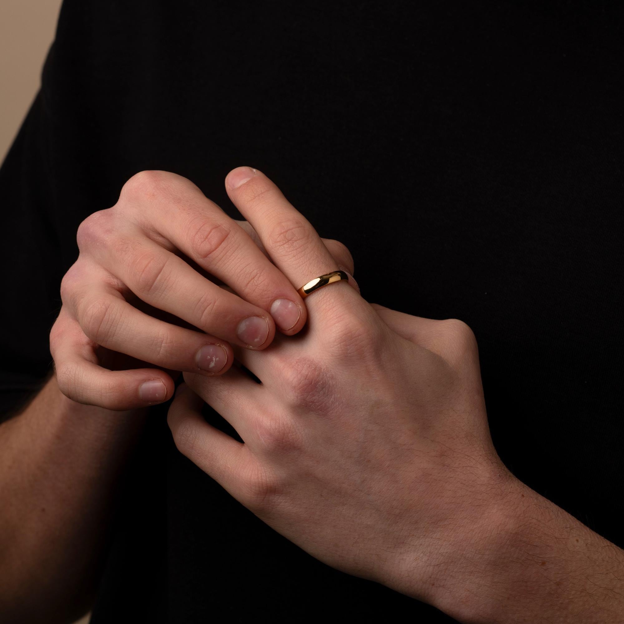 刻印入りゴールドバンドリング、男性用と女性用の18Kゴールド結婚指輪