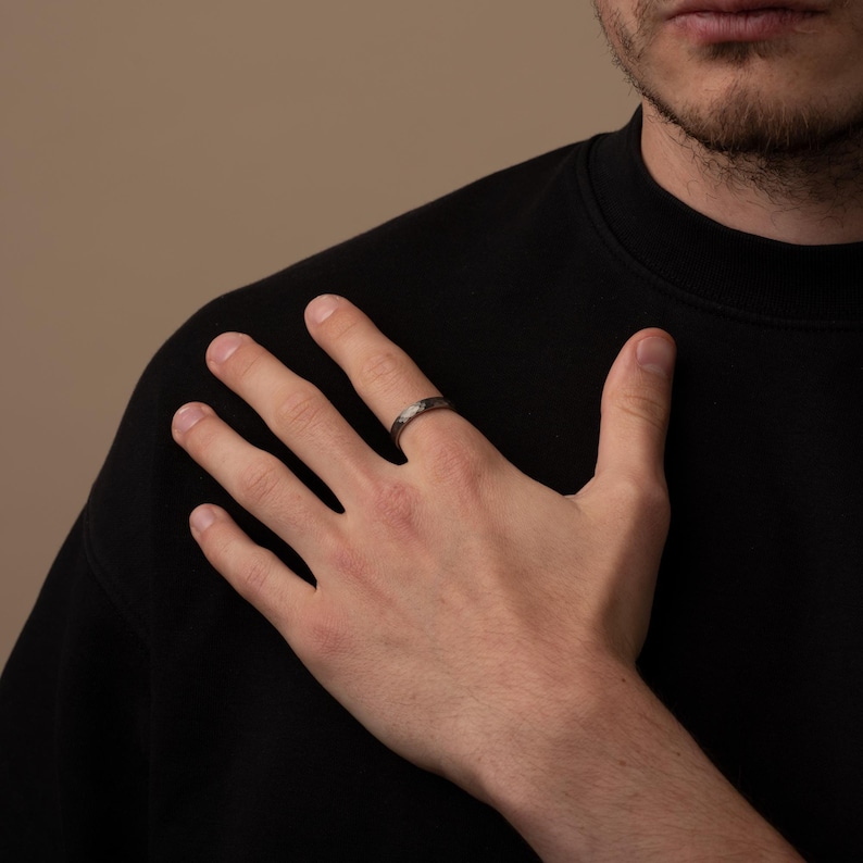 Alliance martelée en argent : fine tungstène, personnalisée image 2