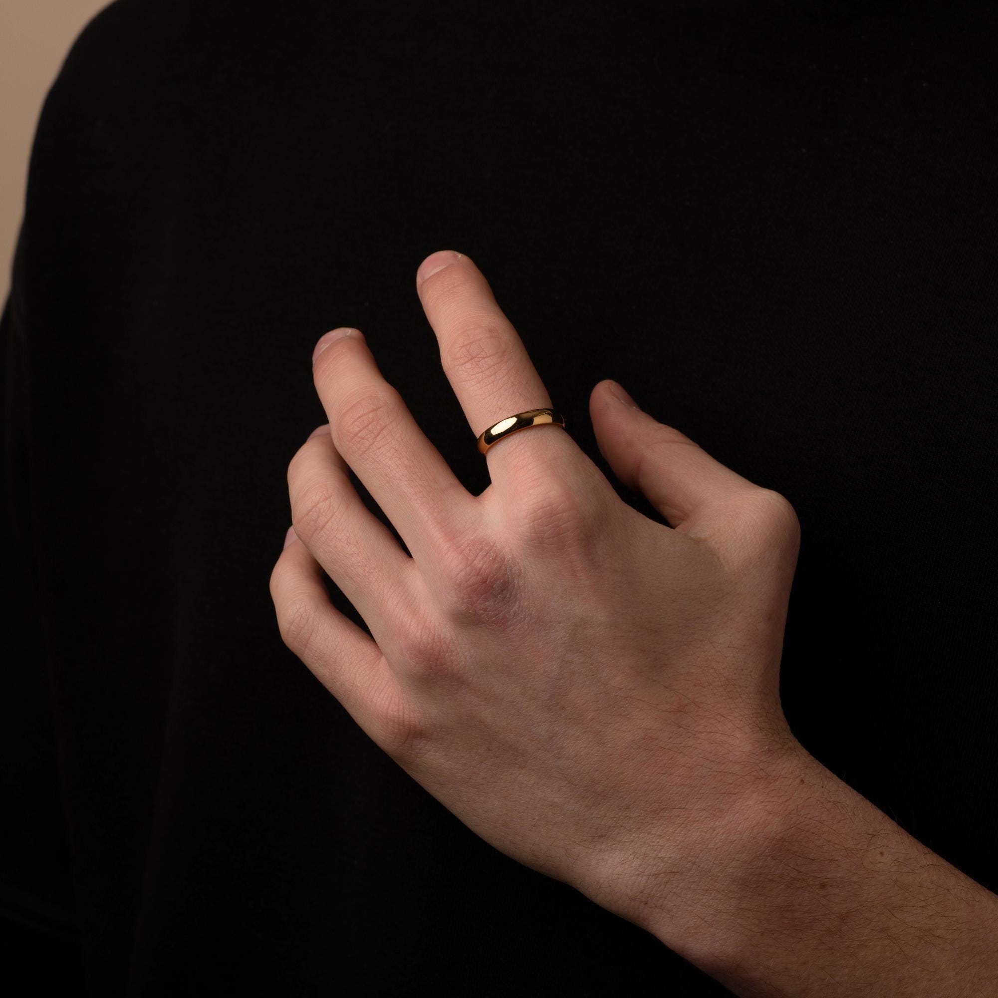 刻印入りゴールドバンドリング、男性用と女性用の18Kゴールド結婚指輪