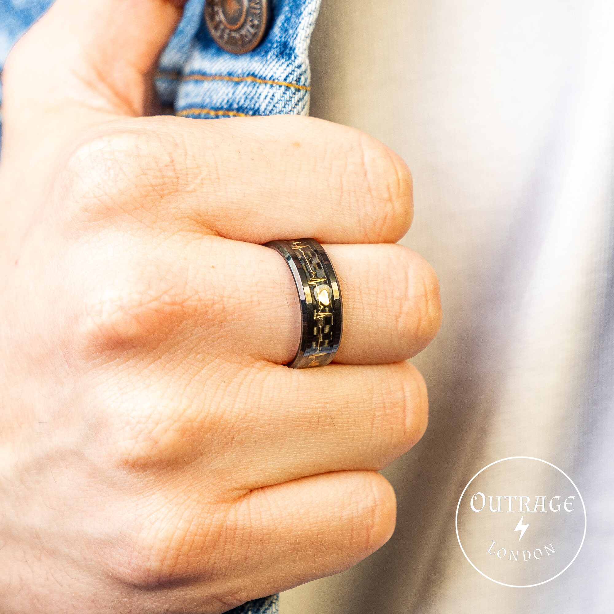 Anillo dorado y negro sales