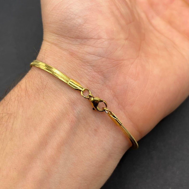 Pulsera de serpiente plana de oro de 18 quilates de 5 mm, pulseras minimalistas unisex hombre mujer, pulsera de eslabones de cadena de serpiente, pulseras apilables de Outrage London imagen 4