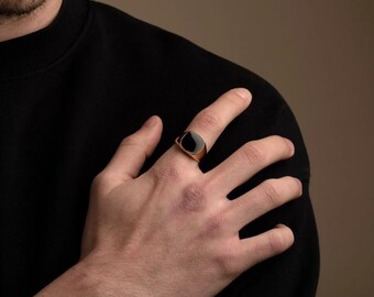 パーソナライズされた18Kゴールド彫刻入りオニキスシグネットリング