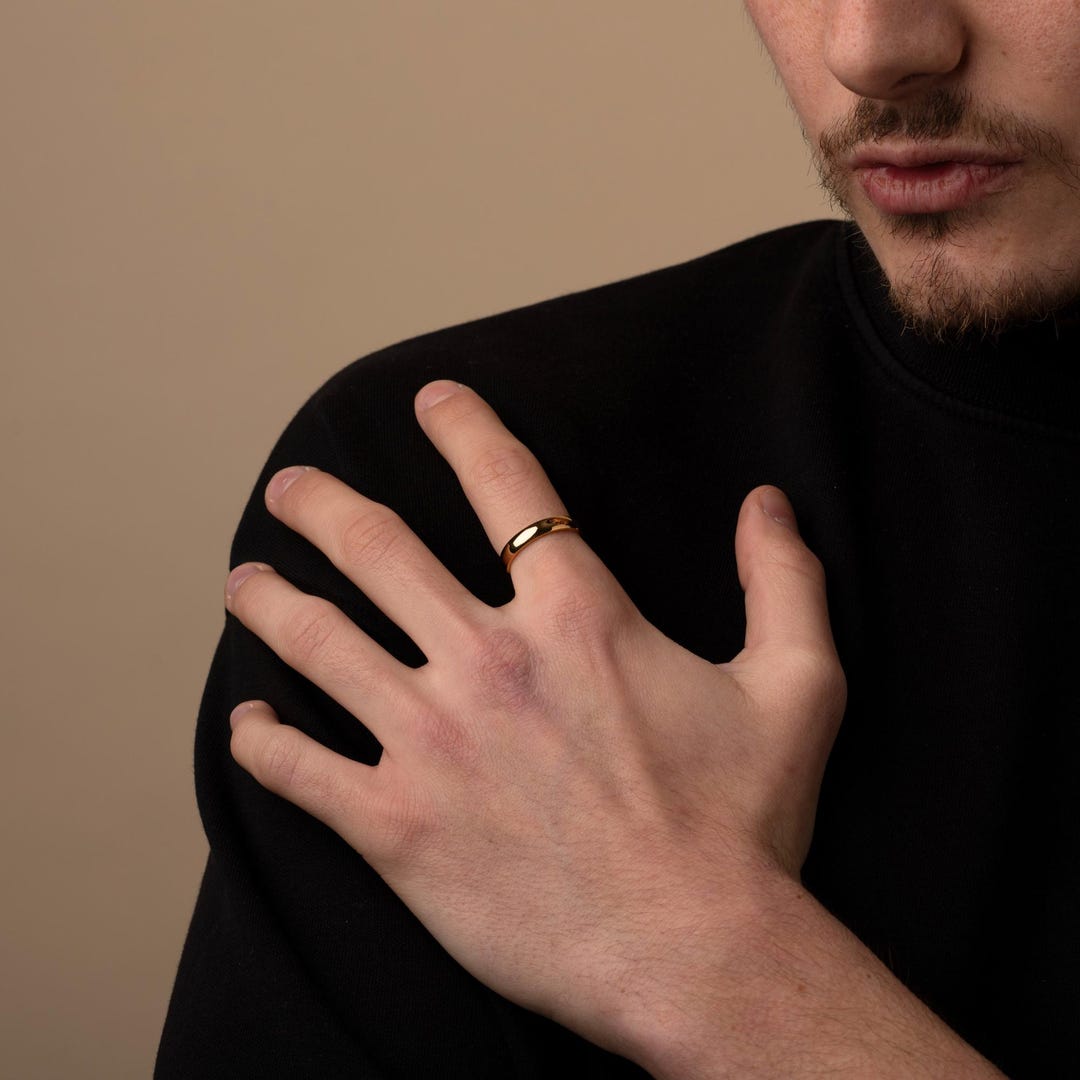 刻印入りゴールドバンドリング、男性用と女性用の18Kゴールド結婚指輪