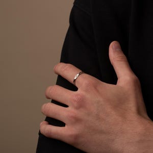 Initialen Ring: Schmaler Silber Ring - Minimalistischer, personalisierter Stil