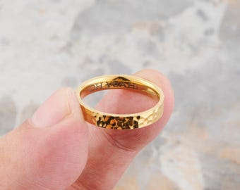 Anillo de oro macizo: textura martillada - grabado personalizado en el interior