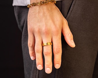 Anillo personalizado de oro de 8 mm de Outrage London, anillo con nombre grabado, anillos para hombre, anillo de oro de 18 quilates para el dedo meñique, joyería minimalista, regalo personalizado.