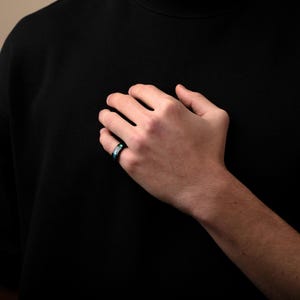 Svart Abalone-snäcksring, minimalistisk 8 mm armband (anpassad gravyr)