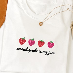 Gesticktes zweite Klasse Lehrer Shirt Baby Tee, Zweite Klasse ist meine Jam, Lehrer der 2.Klasse, Grundschule, Lehr-Shirt