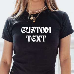 Baby T-Shirt: Tailliertes Y2K Style - personalisiertes T-Shirt