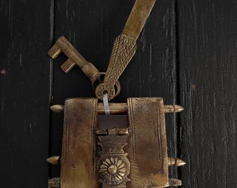 Candado antiguo de latón con llave.