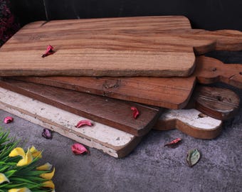 Tábua de corte rústica de madeira, tábua de corte com borda natural, decoração de cozinha estilo fazenda, presente de casamento exclusivo