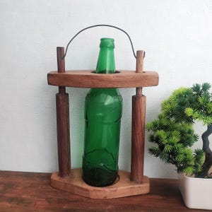 Schöner Vintage hölzerner hängender Flaschenhalter | Größe 21 x 8,5 x 34 cm