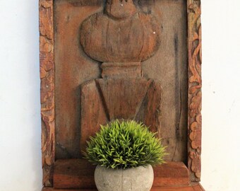 Estante de pared vintage de madera hecho a mano con acabado envejecido y marco de espejo para un encanto rústico.