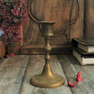 Vintage messing taps toelopende kandelaar - woondecoratie in antieke stijl