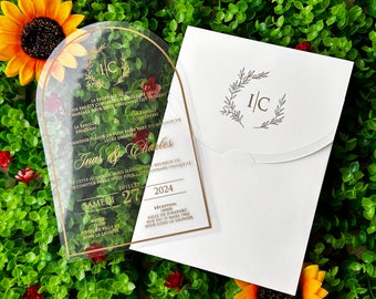 Heldere acrylhuwelijksuitnodiging met elegant boogontwerp met goudfolie