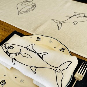 Guardanapos de linho com bordados de peixe, lagosta, caranguejo e concha, guardanapos de linho bordados, um presente para um amante do mar