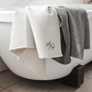 Monogrammed Waffle Leinentuch, personalisiertes Waffel Leinenbadetuch Gästehandtuch, personalisiertes Leinen Saunatuch, Luxusgeschenk Spa