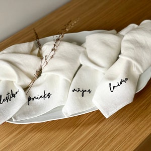 Linen napkins embroidered with Mīlestība, Laime, Ģimene, PRIEKS, MĀJA, SATICĪBA, Linen dinner napkins et of 6 image 5
