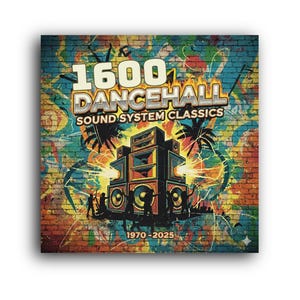Op de afbeelding: Vierkante poster met de tekst "1600 DANCEHALL SOUND SYSTEM CLASSICS" in geel en wit. De afbeelding toont een luidsprekersysteem, palmbomen en silhouetten van mensen tegen een kleurrijke graffiti bakstenen muur achtergrond. De jaren 1970-2025 worden ook weergegeven.