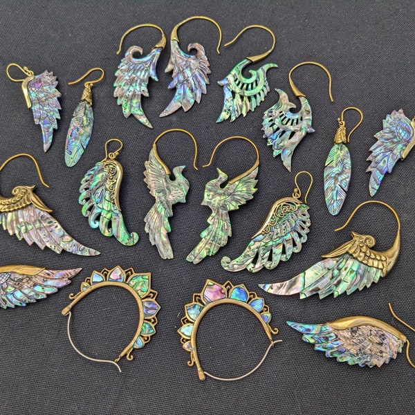 Boucles d'oreilles paua en abalone sculptées à la main - oiseau en forme d'aile en plumes - arc-en-ciel irisé - Sukabumi, Indonésie - bleu vert violet - SomaSeeker