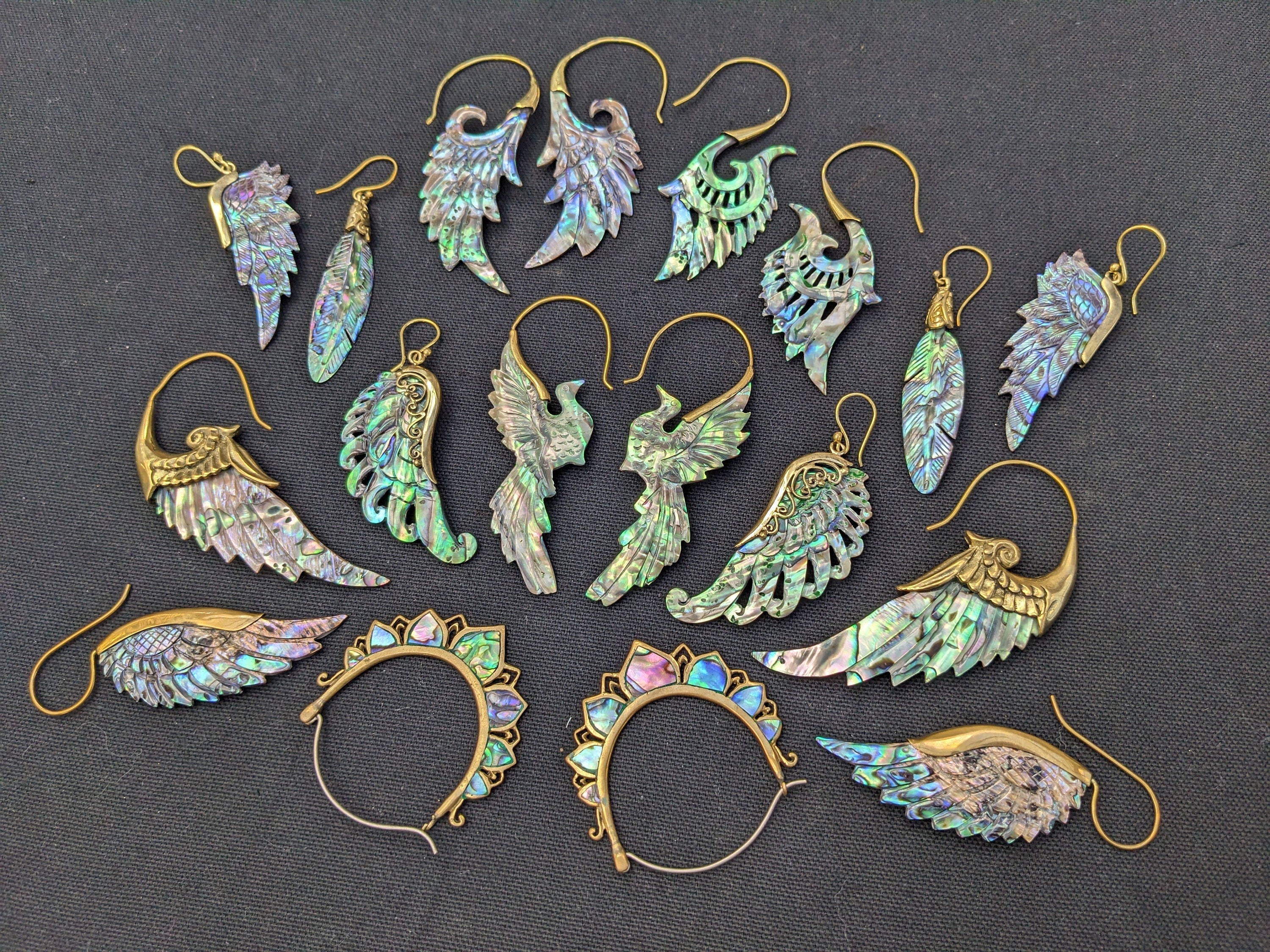Ornamento decorativo - NO RESERVE PRICE - SN5 - Decorative shell necklace  on custom stand - Conchiglie di perle iridescenti e fibre naturali -  Indonesia - Catawiki