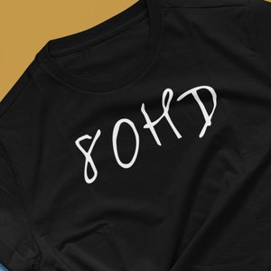 80HD | Grappig ADHD Shirt | neurodiversiteit omarmen | neurodivergent t-shirt | vriendje cadeau | adhd volwassen | heren shirt | womens T-shirt