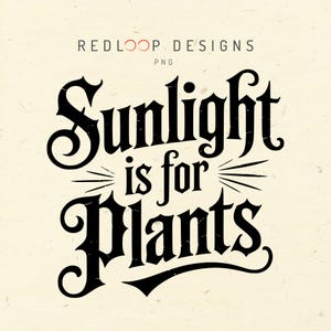 以下が含まれることがあります： 「Sunlight is for Plants」のテキストが太字の黒でヴィンテージ風にデザインされたデジタルデザイン。デザインの上部には「REDLOOP DESIGNS」と「PNG」の文字が含まれています。背景は薄いベージュ色です。
