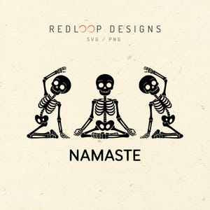 Op de afbeelding: Zwart-wit illustratie van drie skeletfiguren in yogahoudingen. Het centrale skelet zit in een lotushouding, terwijl de anderen zich uitrekken. Het woord "NAMASTE" staat eronder. De tekst "REDLOOP DESIGNS SVG / PNG" staat boven de figuren.