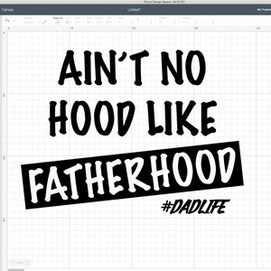 Op de afbeelding: Zwart-wit grafisch ontwerp met de tekst "Ain't no hood like fatherhood #dadlife".