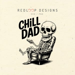 Puede incluir: Ilustración en blanco y negro de un esqueleto sentado en una silla sosteniendo un mando a distancia. El esqueleto lleva un cráneo y tiene una gran sonrisa. El texto "Chill Dad" está por encima del esqueleto.