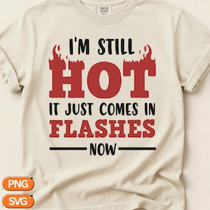 Könnte beinhalten: Ein cremefarbenes Kurzarm-T-Shirt mit dem schwarzen und roten Text I'M STILL HOT IT JUST COMES IN FLASHES NOW und roten Flammengrafiken über dem Wort HOT. Das T-Shirt hat einen Rundhalsausschnitt und ein Comfort Colors Markenetikett am Nacken.