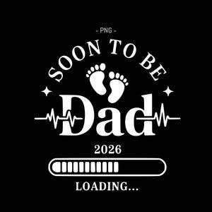 Pode incluir: Gráfico preto com texto branco que diz "SOON TO BE Dad" com pegadas de bebê, uma linha de batimento cardíaco e o ano "2026". Uma barra de carregamento gráfica está na parte inferior com o texto "LOADING..."
