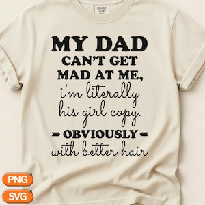 Könnte beinhalten: Ein cremefarbenes Kurzarm-T-Shirt mit schwarzem Text: MY DAD CAN'T GET MAD AT ME, i'm literally his girl copy. OBVIOUSLY with better hair. Das T-Shirt hat einen Rundhalsausschnitt und ein Comfort Colors Markenetikett am inneren Halsausschnitt.