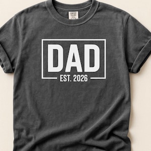 Diseño PNG "DAD EST 2026" / Arte clásico minimalista para camisetas / Estilo limpio en blanco y negro para el Día del Padre o anuncios de paternidad.