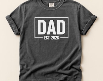 PAPA EST 2026 PNG Conception | Chemise minimaliste classique | Style épuré en noir et blanc pour la fête des pères ou faire-part d'un nouveau père