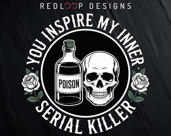 Inspiras a mi asesino en serie interior. Diseño PNG. Botella de veneno con calavera oscura, rosas góticas, ilustración circular, humor atrevido.