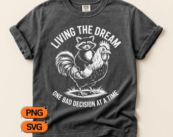 Raton laveur équitation coq SVG PNG, vivre le rêve une mauvaise décision à la fois, conception vintage humour country, clipart animaux de ferme