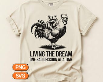 Raton laveur sur le coq SVG PNG, vivant le rêve une mauvaise décision à la fois, conception d'humour de ferme vintage, clipart Animal rustique
