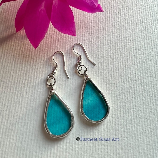 Boucles d'oreilles en vitrail bleu // cadeau de Pâques // bijoux minimalistes // accessoires de plage // mariage sur la plage // boucles d'oreilles pendantes pour vêtements d'été