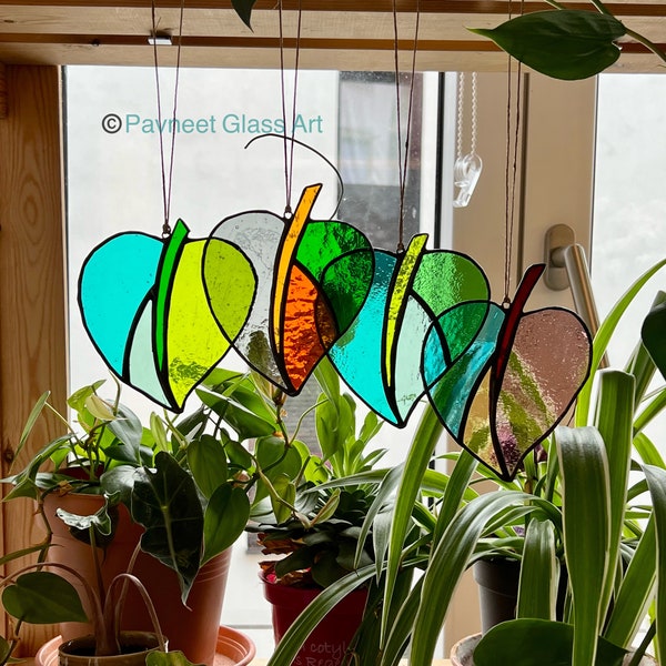 Coeur d'attrape-soleil en verre teinté // décor de feuille de plante pothos // cadeau de la Saint-Valentin // amoureux des plantes mardi gras // boho window art // déco végétale