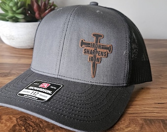 Gorra de camionero con parche "El hierro afila al hierro", cruz religiosa